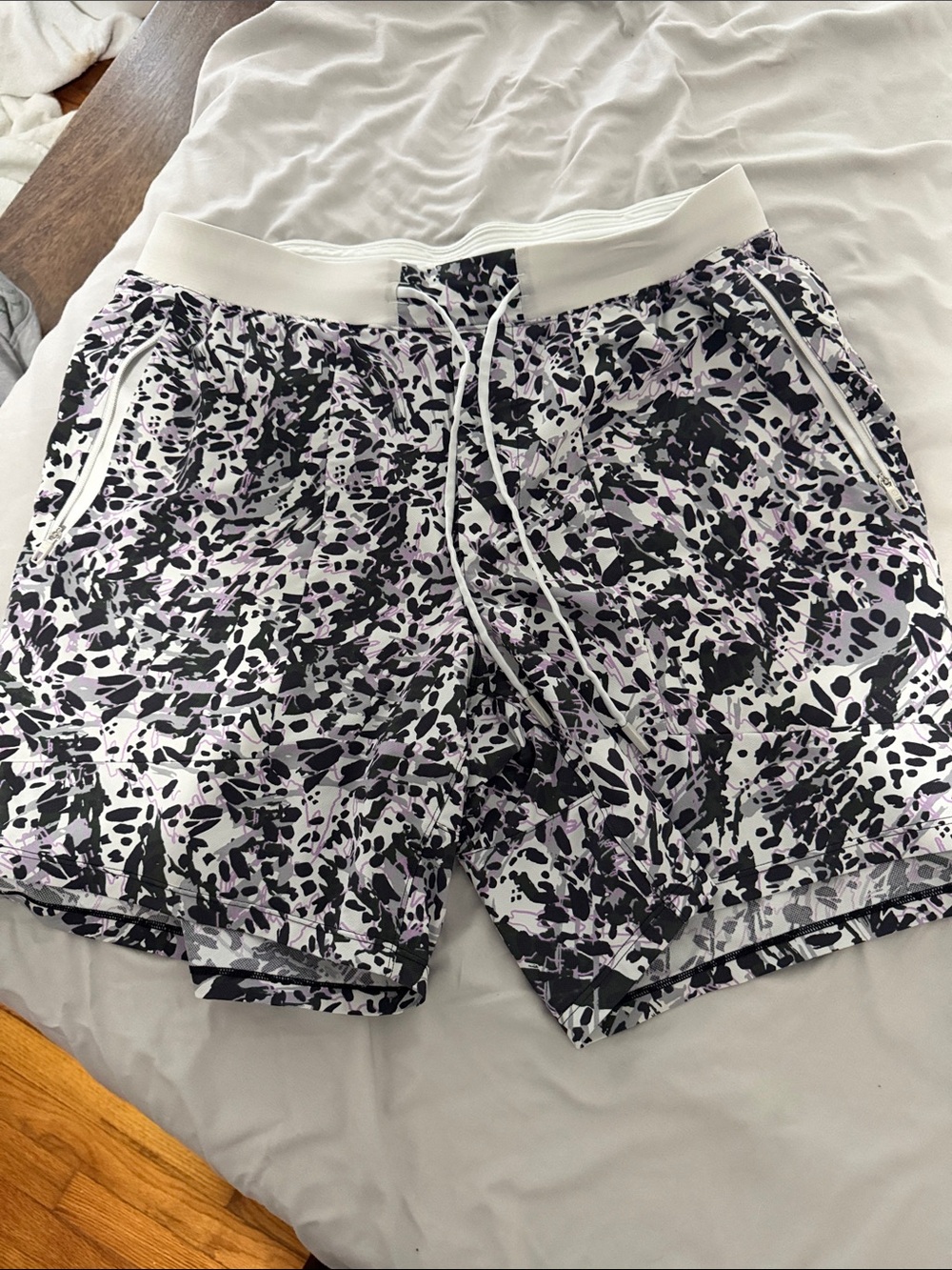 Men's Lululemon Printed Athletic Shorts in White, Black & Lavender large
